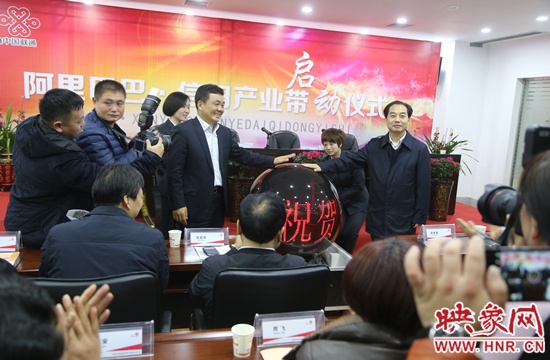 信陽(yáng)市人民政府副市長(zhǎng)張明春和河南聯(lián)通公司副總經(jīng)理馮仕軍共同啟動(dòng)水晶球 吳彥飛 攝 信陽(yáng)市人民政府副市長(zhǎng)張明春和河南聯(lián)通公司副總經(jīng)理馮仕軍共同啟動(dòng)水晶球 吳彥飛 攝