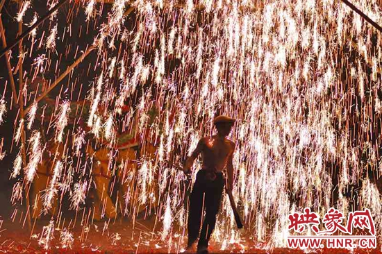 “確山鐵花”表演 “確山鐵花”表演