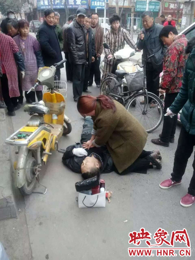 女護(hù)士跪地施救 女護(hù)士跪地施救