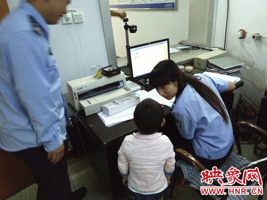 民警把小男孩先帶回所內(nèi)安頓 民警把小男孩先帶回所內(nèi)安頓