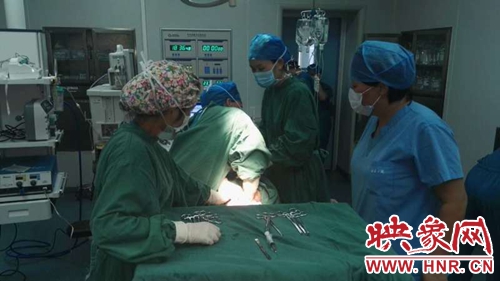 手術(shù)在緊張的氣氛中忙碌的進(jìn)行 手術(shù)在緊張的氣氛中忙碌的進(jìn)行