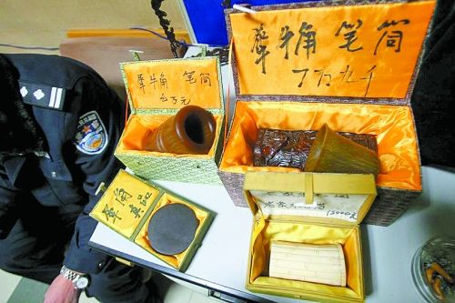 這些商品被暫扣，并根據(jù)鑒定情況對(duì)販賣者依法處罰。 記者 閆化莊 攝