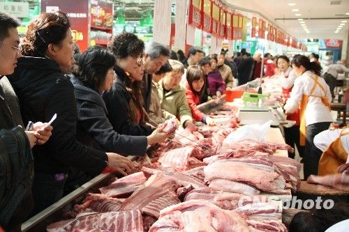 資料圖。1月份CPI等經(jīng)濟數(shù)據(jù)將于今天發(fā)布。多家機構(gòu)預(yù)計，受春節(jié)“錯位”因素及豬肉價格回落影響，1月CPI同比漲幅在1.8%左右。從各機構(gòu)發(fā)布的報告來看，從2月開始，CPI或?qū)⑦M入新一輪上行周期。