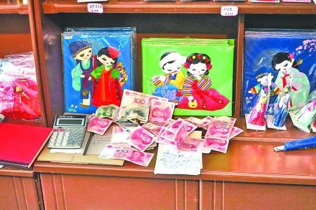 2012年6月21日，在朝鮮羅先特別市的一家商店里，柜臺上散落著一些人民幣。在朝鮮，人民幣比本國的貨幣更受歡迎。 CFP供圖