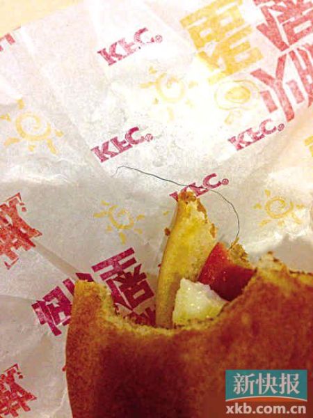 圖為易建聯(lián)所持肯德基 圖為易建聯(lián)所持肯德基