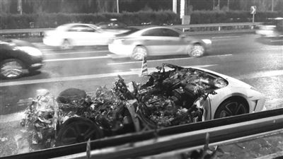 蘭博基尼自燃后報(bào)廢?！∥⒉┚W(wǎng)友 SCC寬寬 攝