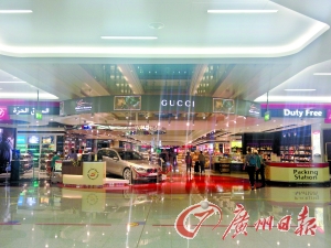 　迪拜機(jī)場(chǎng)的免稅店是不少人的血拼地。