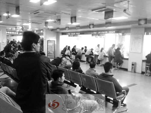 鄭州住房公積金管理中心辦事大廳，坐滿辦理業(yè)務(wù)的市民。