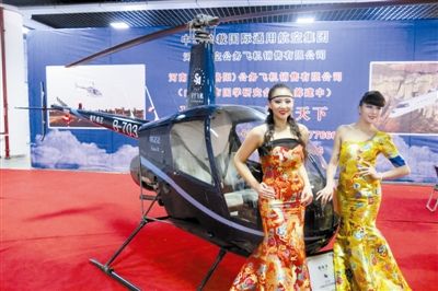 美女固然誘人，但更誘人的恐怕還是直升機(jī)