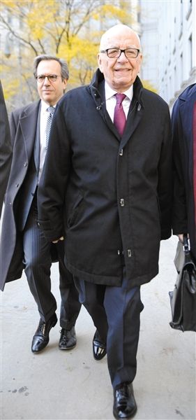 　20日，默多克走出法庭。