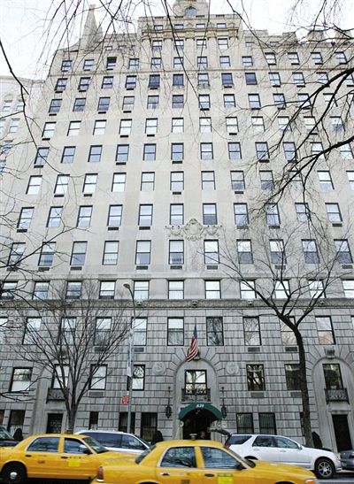 　　2005年，兩人以4400萬(wàn)美元購(gòu)入紐約市一套豪宅，裝修花了5000萬(wàn)。