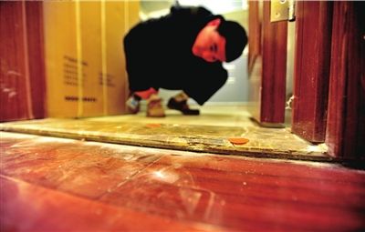 新房地板瓷磚有裂痕。 本報記者 陶冉 攝