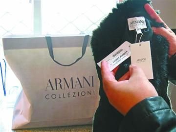 紀(jì)萬昌展示其中一件阿瑪尼女皮衣。