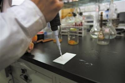 北京發(fā)現(xiàn)染色橙子:表皮被染色果肉幸免(圖) 北京發(fā)現(xiàn)染色橙子:表皮被染色果肉幸免(圖)