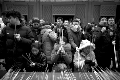 雍和宮，市民在燒香祈福