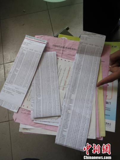 圖為王澤母睿收集的話費詳單等證據(jù)。 白琥 攝