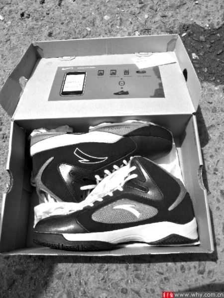 劉先生下單訂購的運(yùn)動(dòng)鞋包裝為“耐克”，里面卻是“安踏”。 受訪者供圖