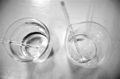 溶解檢測法中，左邊溶入真蠶絲的液體變得渾濁，完全溶解。