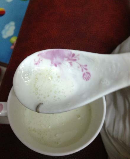 消費(fèi)者在美贊臣奶粉中吃出蟲子。