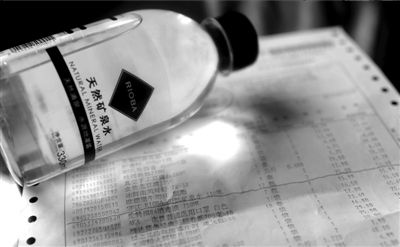 長(zhǎng)綠苔的礦泉水和超市購(gòu)物清單。 京華時(shí)報(bào)記者 王苡萱 攝