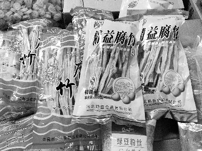 內(nèi)黃腐竹含吊白塊被曝光后，市場上內(nèi)黃產(chǎn)腐竹難覓蹤跡。攤主所售產(chǎn)品大多出自河南許昌和河北保定