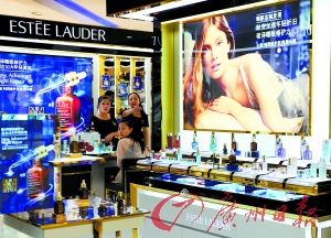 今年以來(lái)，雅詩(shī)蘭黛等大牌化妝品相繼被檢出不合格產(chǎn)品。（圖片來(lái)源：廣州日?qǐng)?bào) 王燕攝）