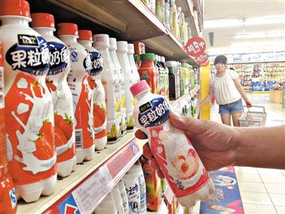 昨日，勁松京客隆超市貨架上，可口可樂(lè)果粒奶優(yōu)仍在售?？煽诳蓸?lè)公司昨日發(fā)表聲明稱，已使用25公斤可能受到肉毒桿菌污染的乳粉，用于生產(chǎn)個(gè)別批次的美汁源果粒奶優(yōu)。新京報(bào)記者 韓萌 攝