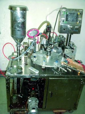 行動中查獲的假冒“高露潔”牙膏和制假機械。信息時報記者鄭啟文 攝