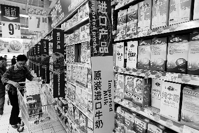 在通州某超市，進(jìn)口奶粉、純牛奶打出“原裝進(jìn)口”的招牌吸引消費(fèi)者購(gòu)買(mǎi) 攝/法制晚報(bào)記者 黑克
