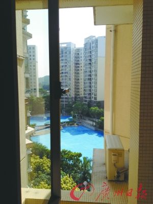 番禺某養(yǎng)老公寓外可見室外泳池。羅樺琳/圖