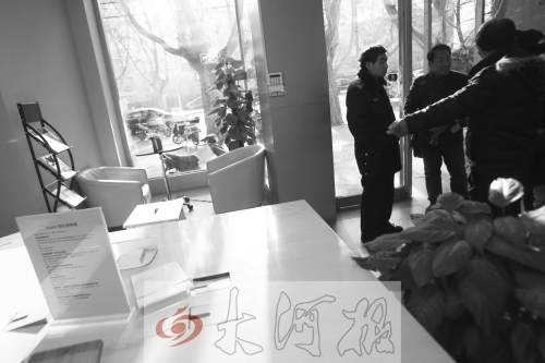 人民路上的這家商店,夜間疑被一男子隔著門縫用長竿偷走一臺蘋果ipad air。