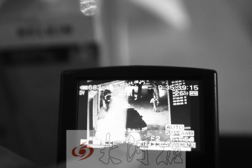 人民路上的這家商店,夜間疑被一男子隔著門縫用長竿偷走一臺蘋果ipad air。