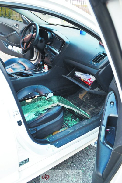 車玻璃被砸碎，車內(nèi)被翻動。