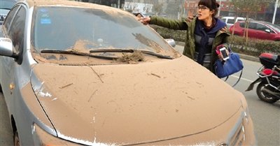 停在附近的汽車蒙上了一層厚厚的粉塵 停在附近的汽車蒙上了一層厚厚的粉塵