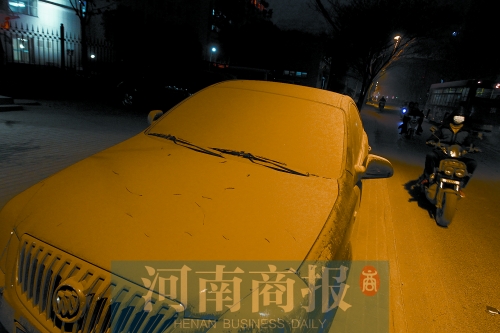 拆遷現(xiàn)場(chǎng)，途經(jīng)的汽車(chē)遭了殃，落了厚厚一層灰