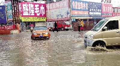 這里積水一個月不退，商戶傷透腦筋。