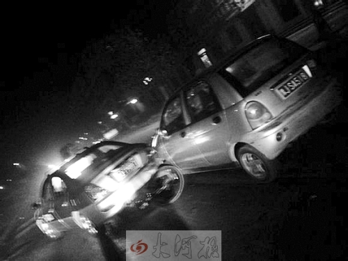 撞上出租車QQ才停下，兩車間還夾著一輛自行車。