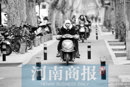 金水路防疫路附近，路樁間距很小，電動車經(jīng)過時要很小心才能避開