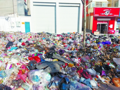 人行道上，垃圾“綿延”30來米。