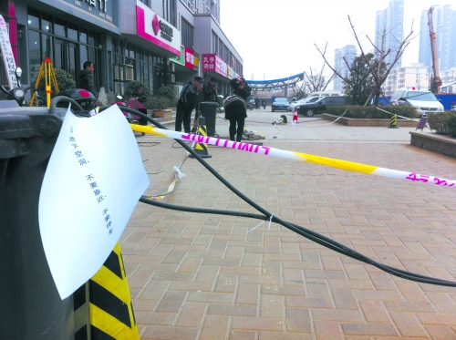 這處危險路段，從表面看沒有一點異常。但是在地面下，坍塌的大坑可裝下中巴車。