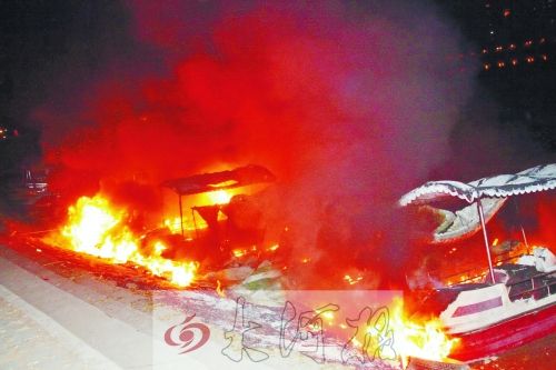 觀光船著火，火光沖天。