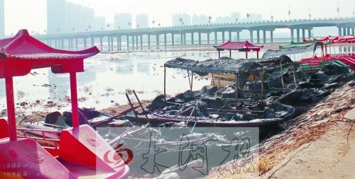 被燒毀的觀光船，殘破不堪。