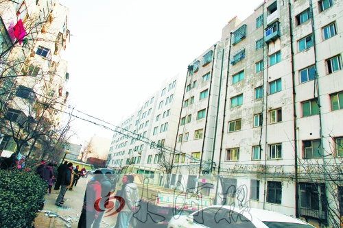 鄭州市瑞達(dá)路啟明村小區(qū)一戶居民家中（紅圈標(biāo)示處），天然氣發(fā)生爆炸。