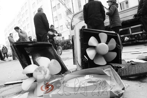 7樓一住戶家中天然氣爆炸，廚房里的排氣扇被炸得掉落地上。