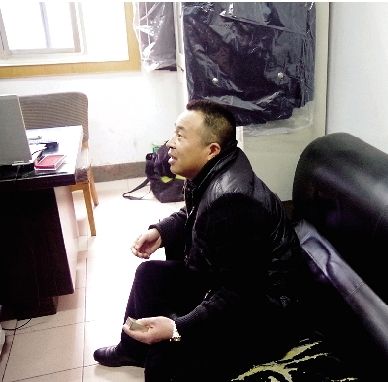 無證開套牌桑塔納轎車的段某，在華中食品城賣酒。