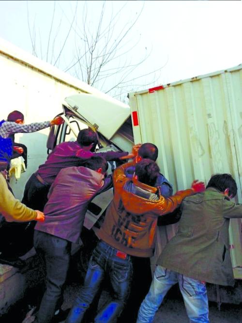 眾人把車往后推，從駕駛室救人