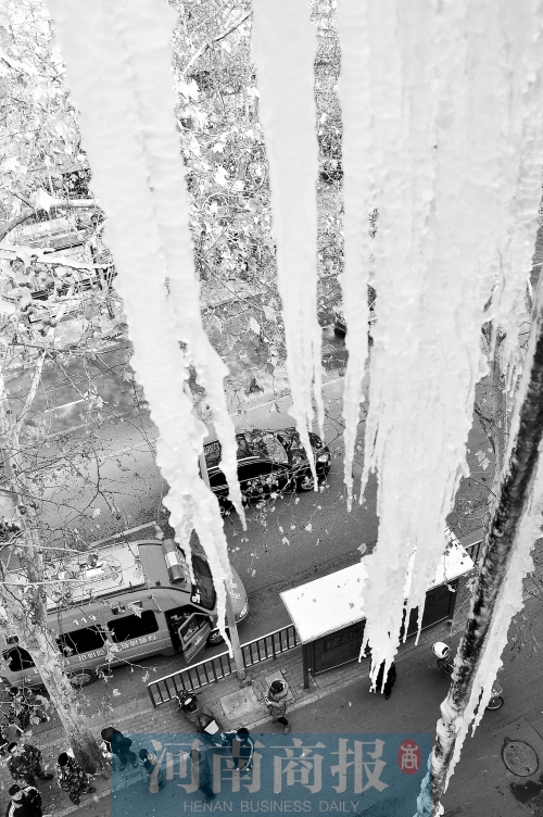 冰掛直指地面，知情的路人不得不繞道而過