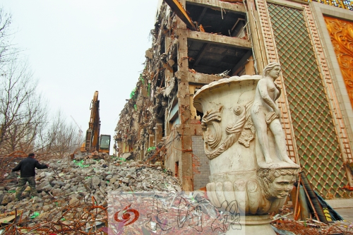 城東路下穿隧道動(dòng)工，建筑垃圾占據(jù)了人行道。