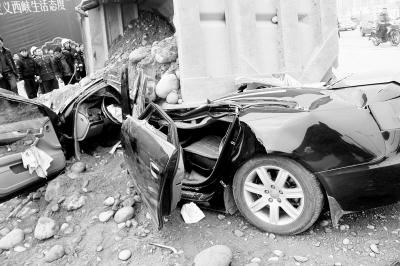 西峽載石塊貨車側翻壓奧迪 奧迪司機被埋身亡 西峽載石塊貨車側翻壓奧迪 奧迪司機被埋身亡