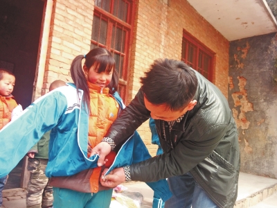 新鄉(xiāng)“老兵車(chē)隊(duì)”空降山區(qū) 給孩子們送溫暖 新鄉(xiāng)“老兵車(chē)隊(duì)”空降山區(qū) 給孩子們送溫暖